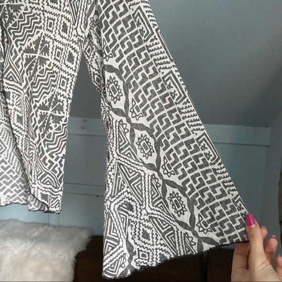 Vintage 1970s Patterned Tie Front Bell Sleeve Top - Picture 8 of 15